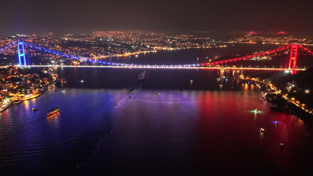 Fatih Sultan Mehmet Köprüsü, Filipinler bayrağı renkleriyle aydınlatıldı