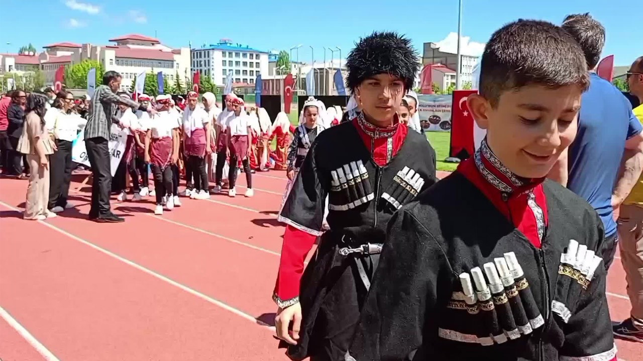 Kars'ta 23 okulun katılımı ile  halk oyunları şenliği yapıldı