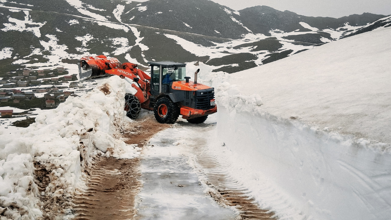Rize'de kardan kapanan yollar açılıyor