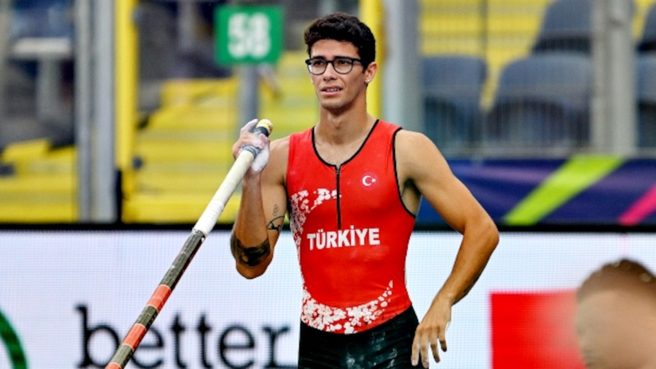 Milli atlet Şaşma, Türkiye'nin ilk sırıkla atlama madalyasını kazandı