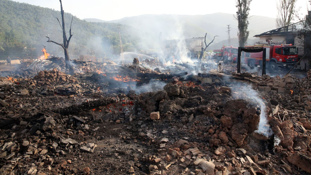 15 haneli köyde 11 ev yandı