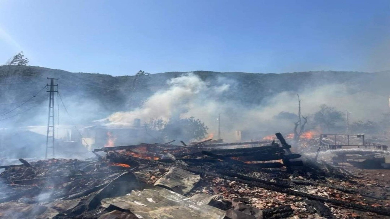 Kastamonu'da köydeki yangında 12 ev küle döndü