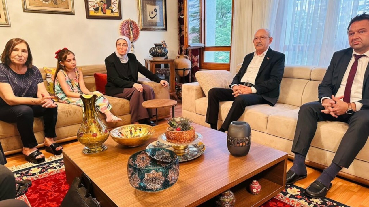 Ayşe Ateş'ten Kılıçdaroğlu'na ziyaret: Karnelerini gösterdiler