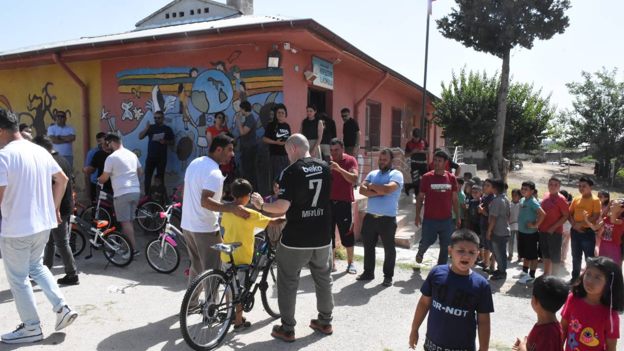 Adana'da 60 öğrenciye bisiklet hediye edildi