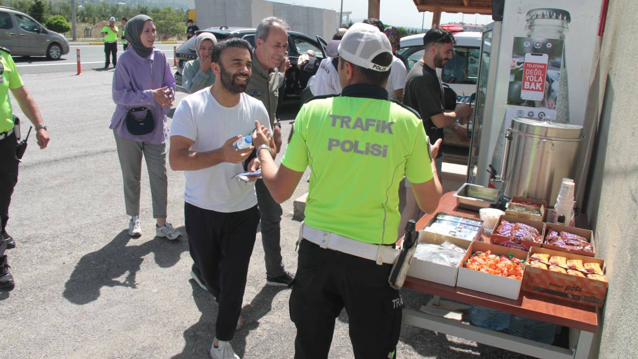 Erzincan'da trafik polisleri bayram yolcularını ikramlarla karşıladı