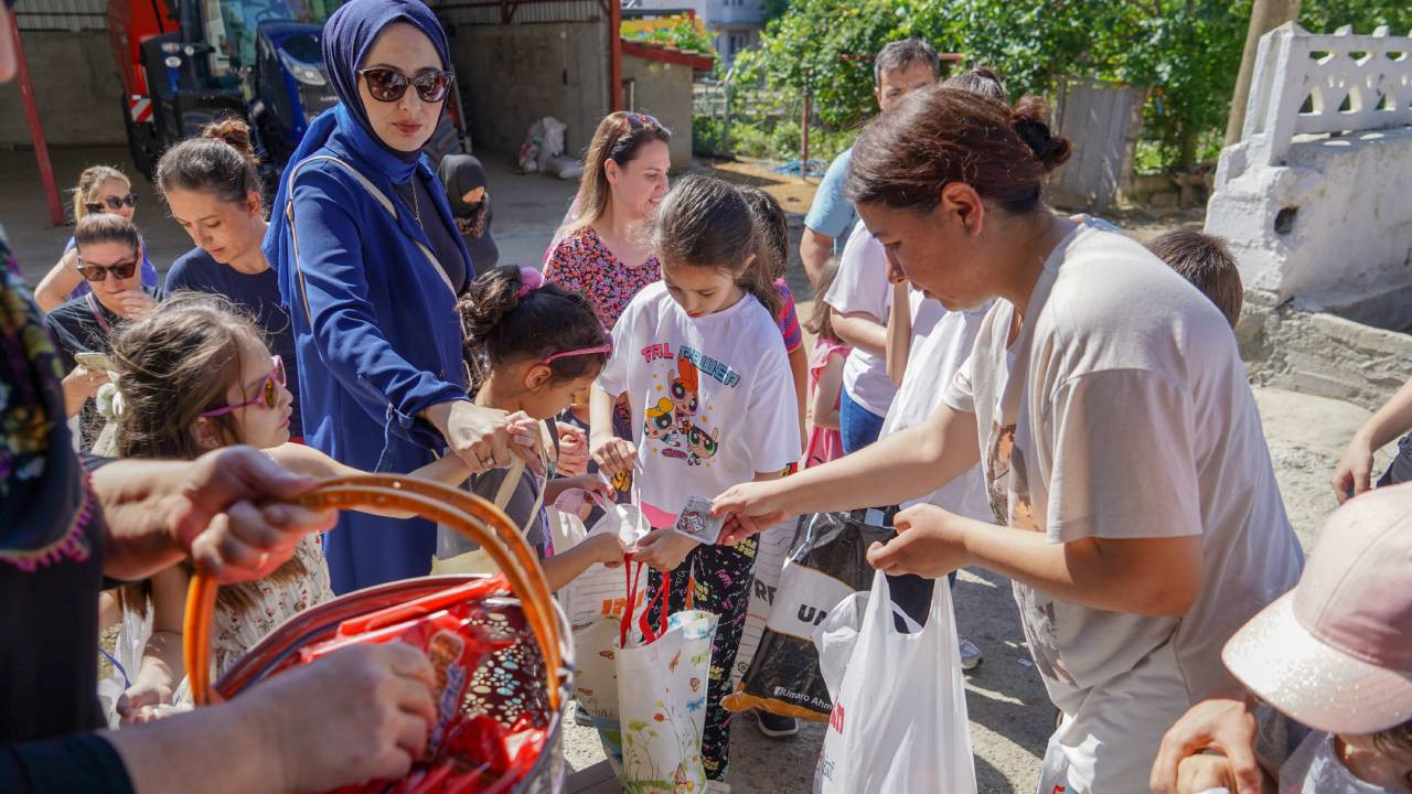 Edirne'de çocuklar bayramda 'şeker toplama' geleneğini sürdürüyor