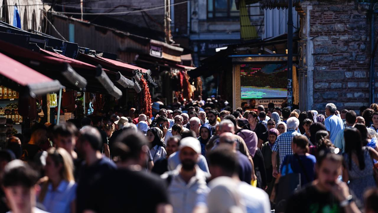 Eminönü'nde arife günü bayram alışverişi hareketliliği