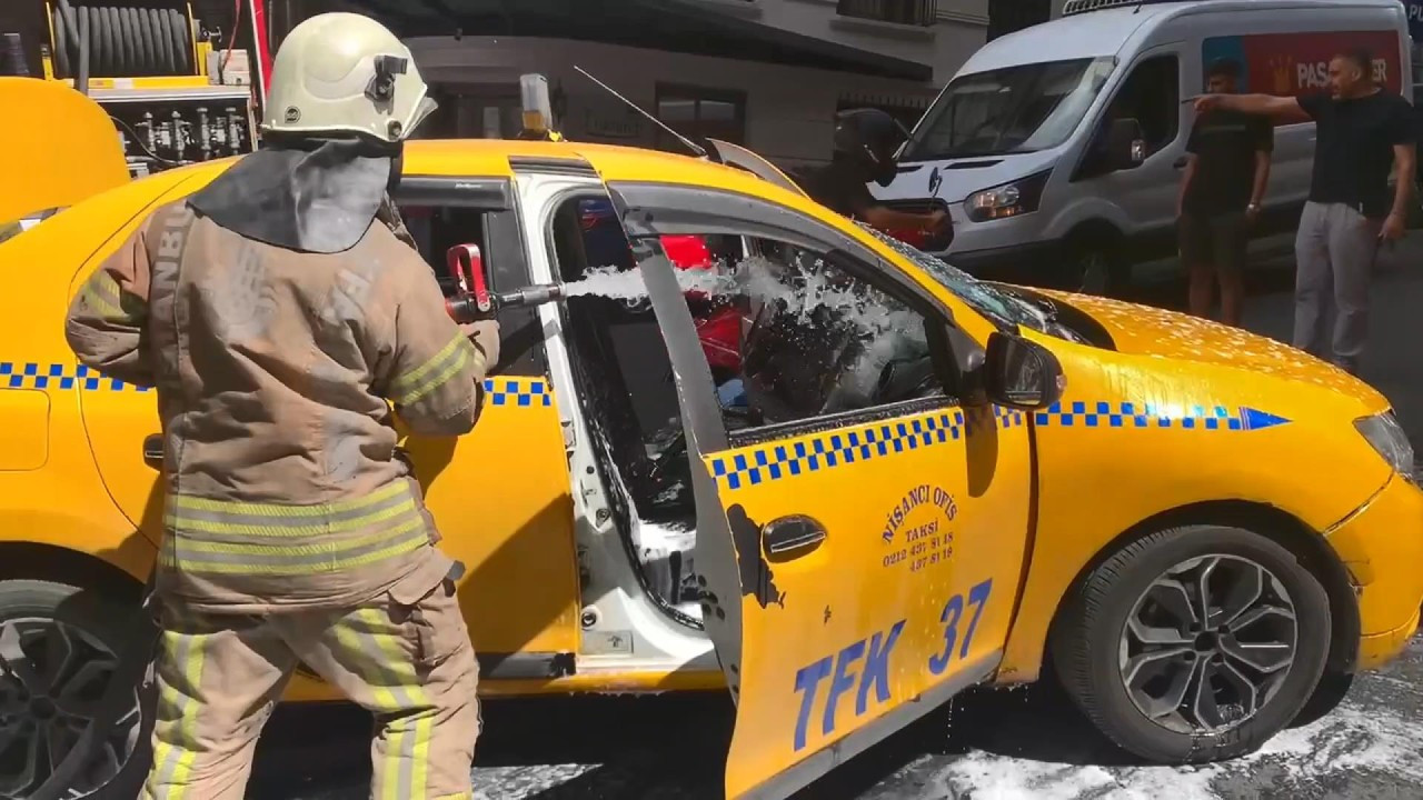 Şişli'de seyir halindeki takside yangın çıktı