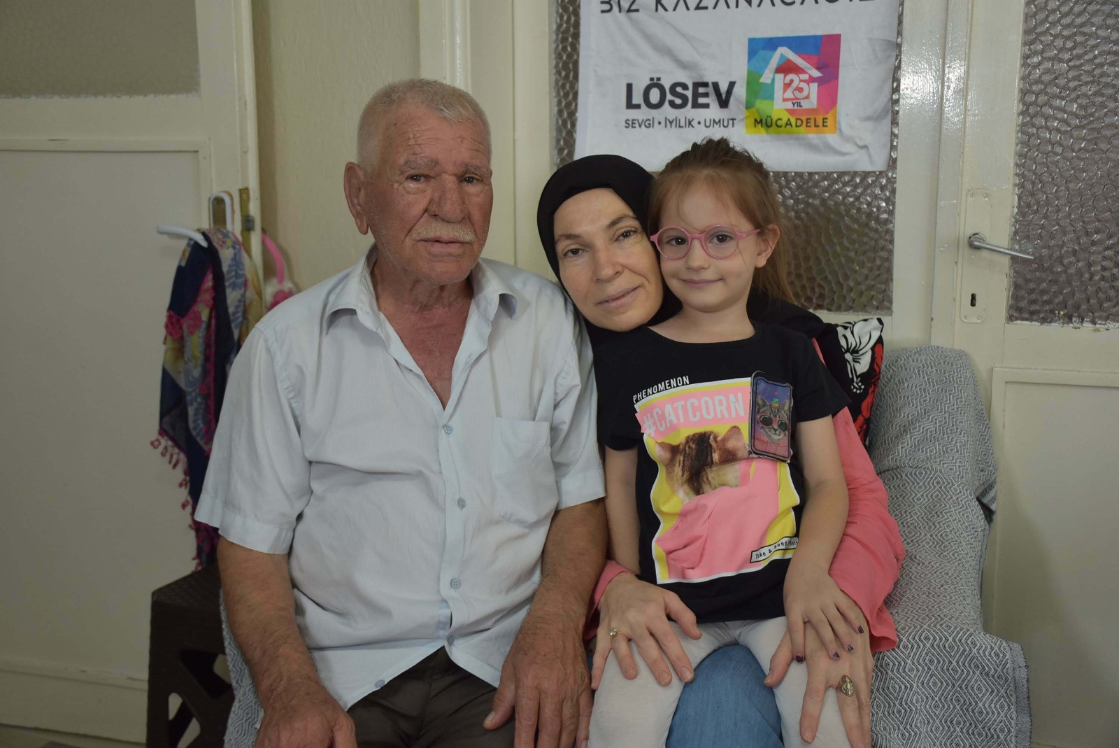 Eşini ve kızı kanserden öldü: Diğer kızıyla kansere yakalandı