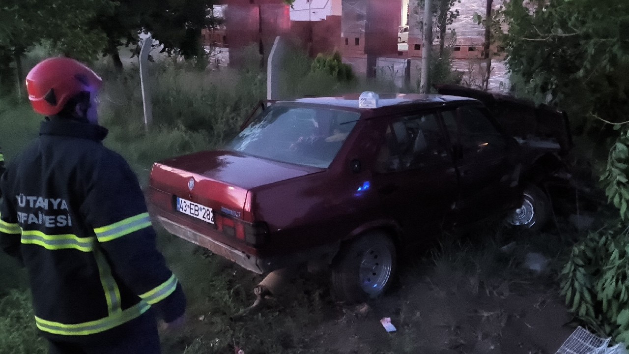 Kütahya'da otomobil ağaca çarptı: 3 kişi yaralandı