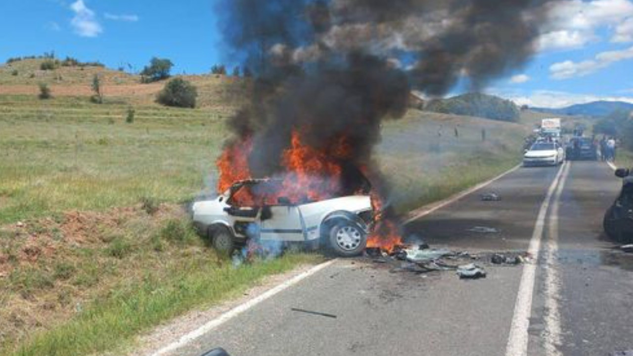 İki araç kafa kafaya çarpıştı: Alev alan araçta sürücü hayatını kaybetti