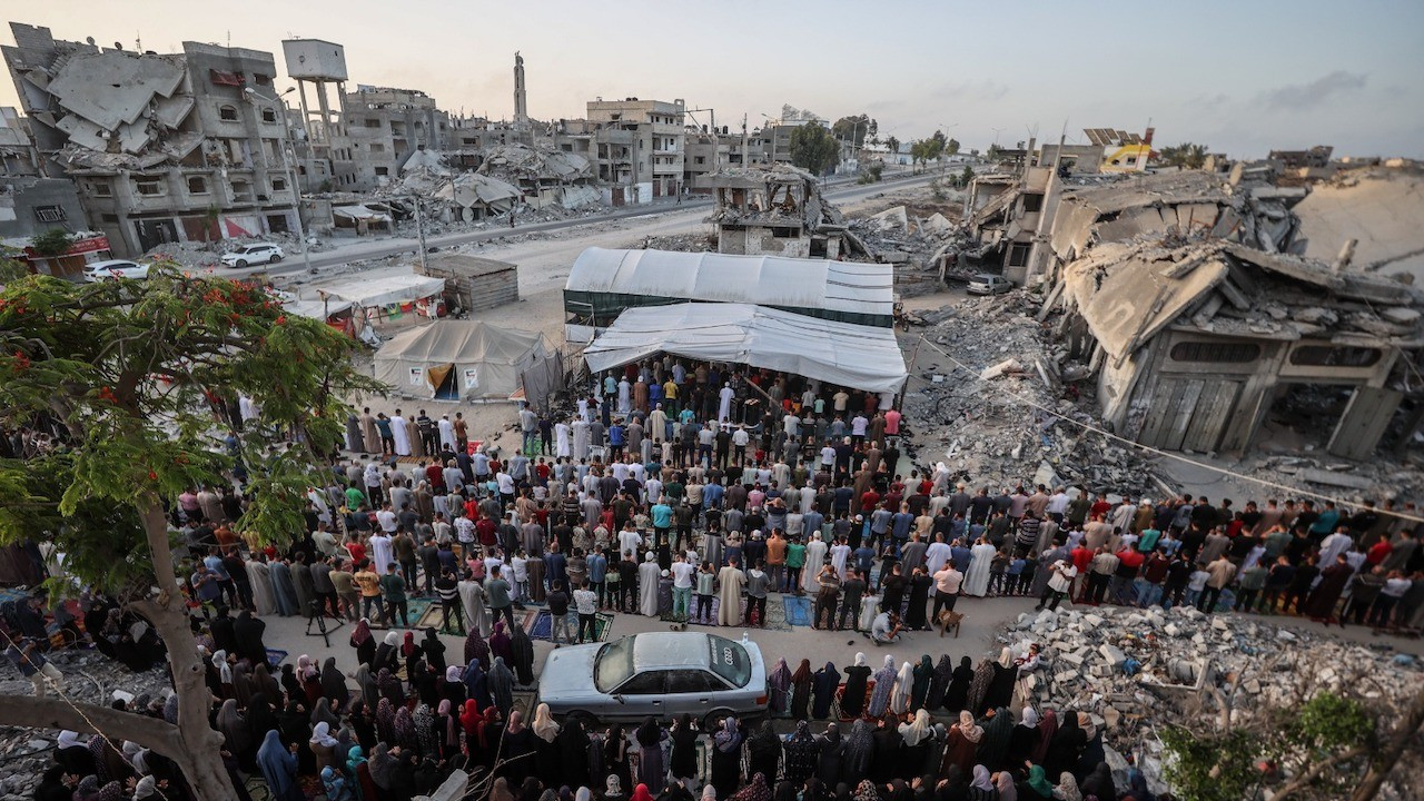 Gazze'de bayram sabahı: Filistinliler, enkazların arasında namaz kıldı