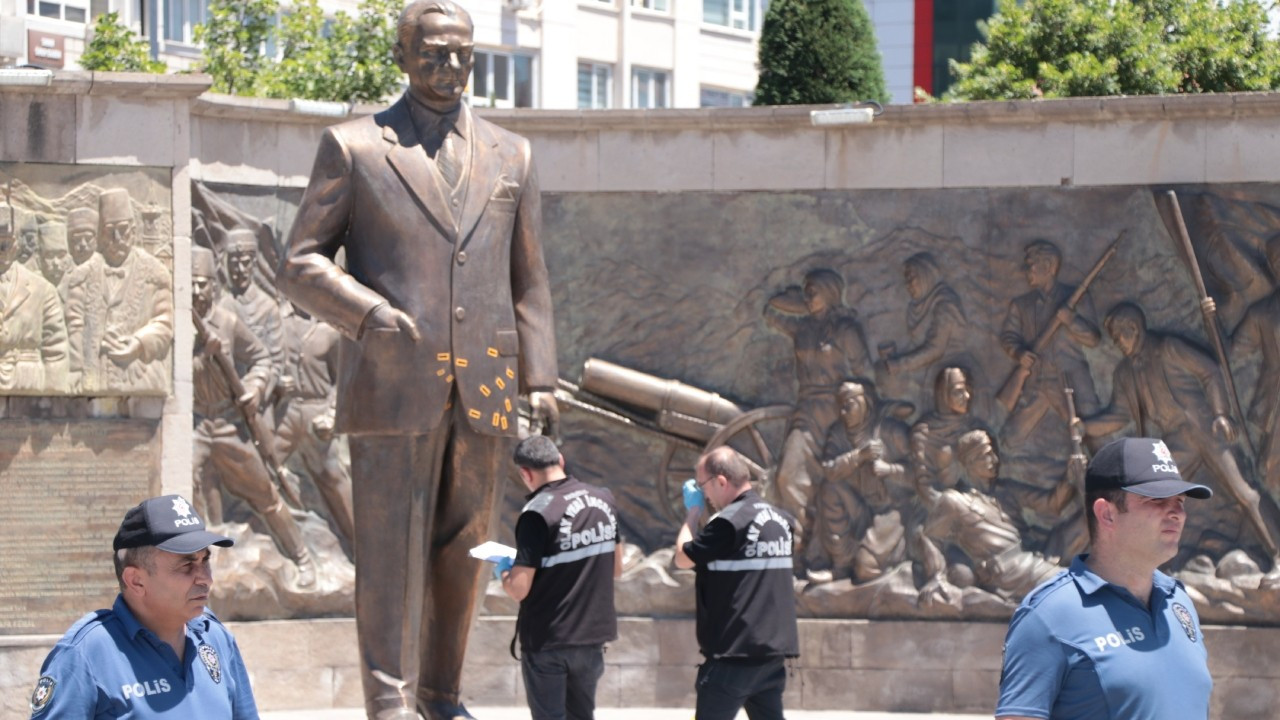Baltayla Atatürk Anıtı'na saldırdılar: 2 kişi gözaltına alındı