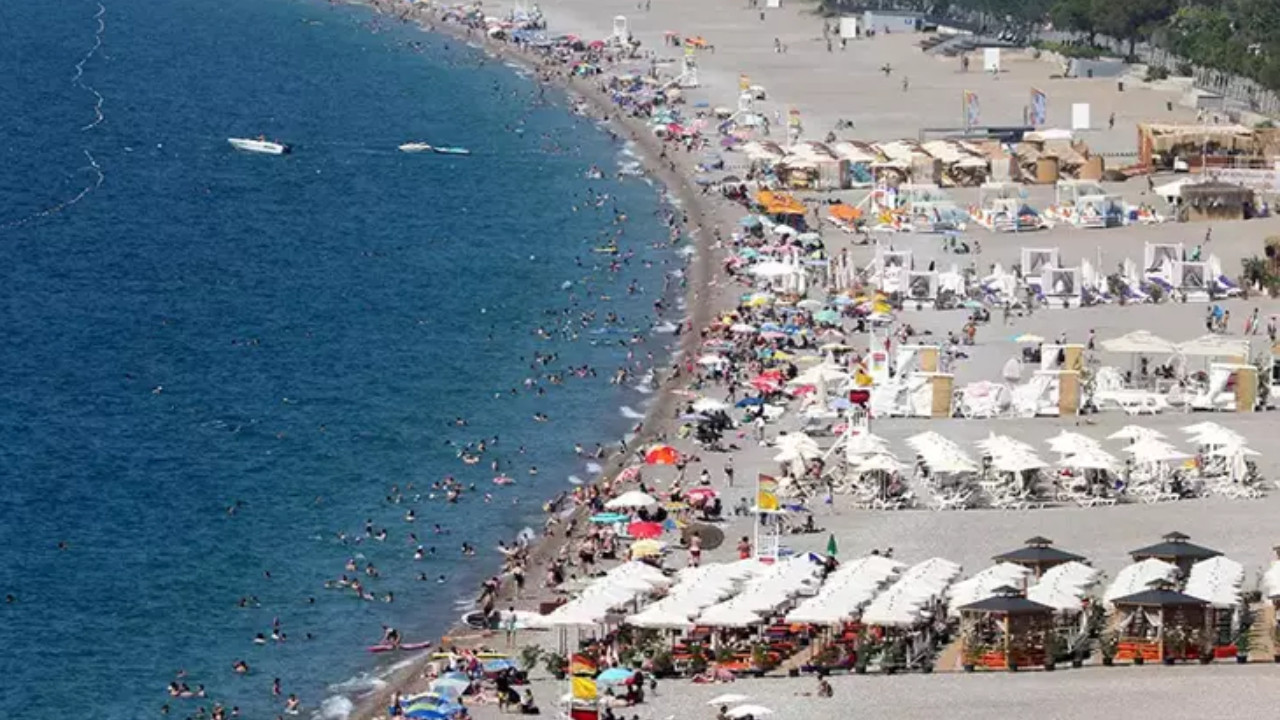 Antalya sahillerinde bayram yoğunluğu yaşanıyor