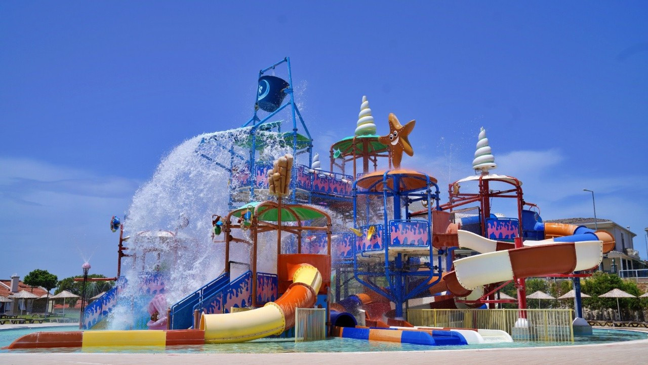 İzmir Büyükşehir Belediyesi'nin işlettiği Oasis Aquapark sezonu açıyor
