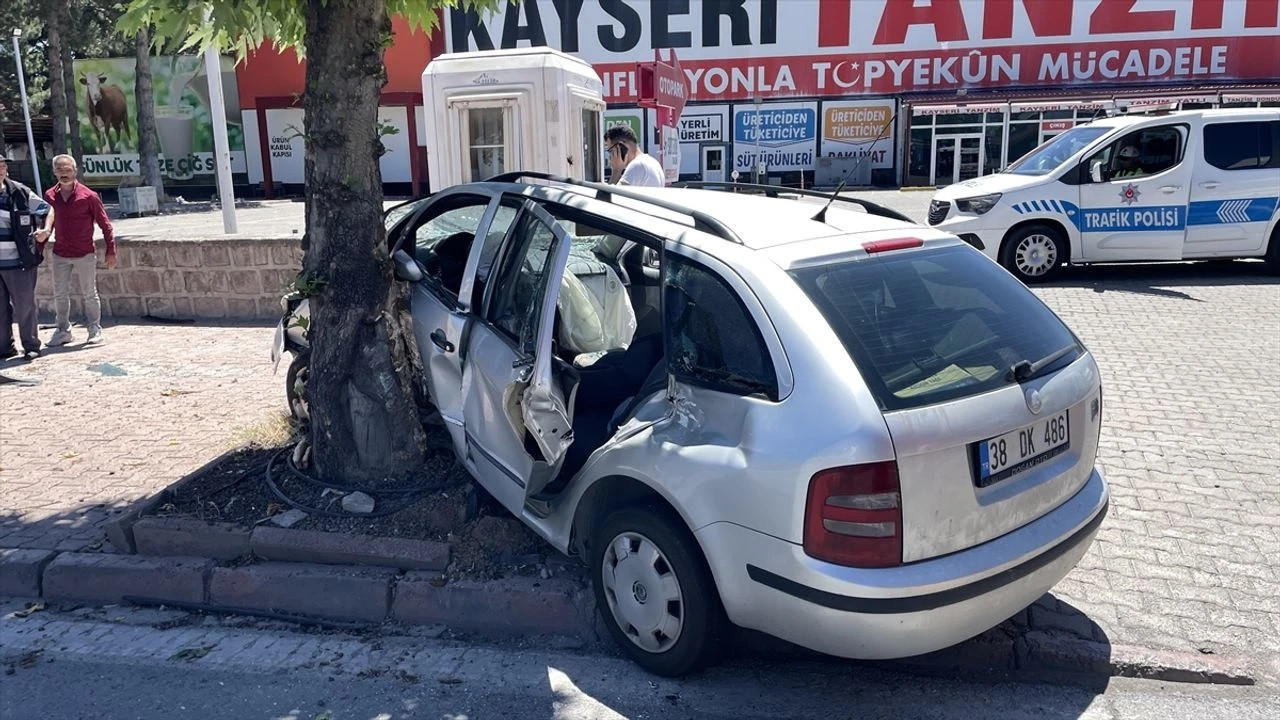 Kayseri'de otomobiliyle ağaca çarpan sürücü yaralandı