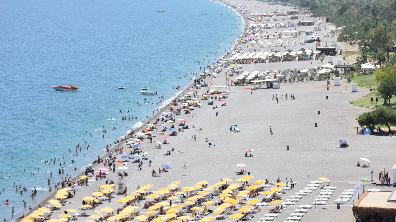 Antalya sahillerinde Kurban Bayramı'nın ilk günü yoğunluk yaşanıyor