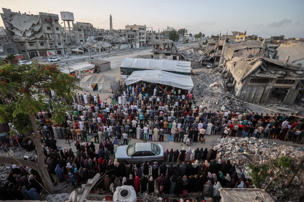 Gazze'de bayram sabahı: Filistinliler, enkazların arasında namaz kıldı - Sayfa 3