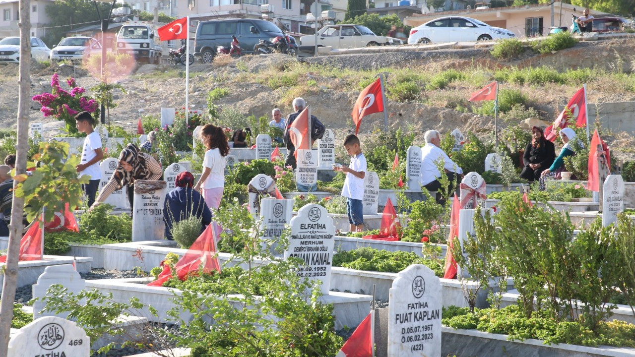 Hatay'da depremzedeler mezarlıkları ziyaret etti