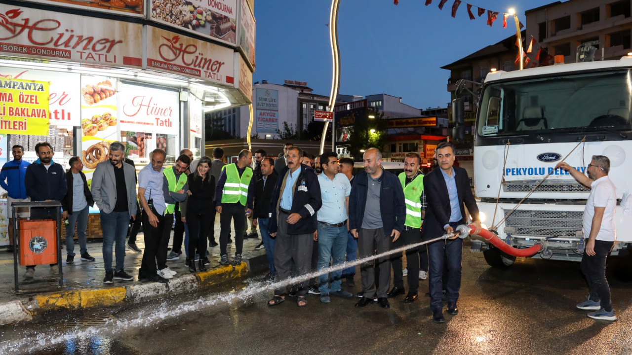 Van'da eşbaşkanlar Zeydan ve Şedal bayram temizliğine katıldı