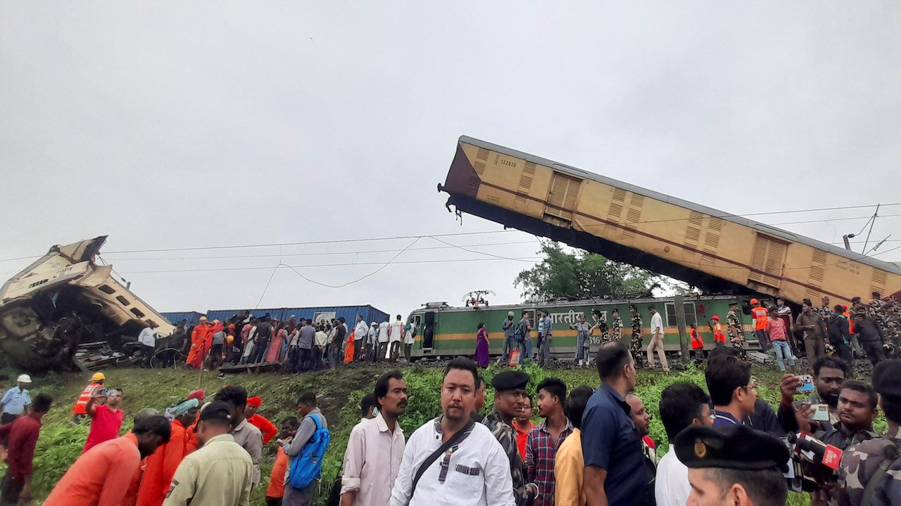 Hindistan'da iki tren çarpıştı: 8 ölü, 25 yaralı