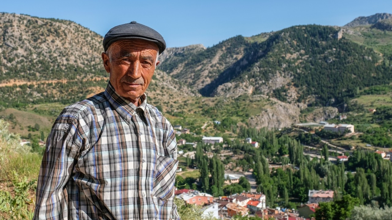 Orman muhafazadan emekli oldu, ağaç dikmeye devam ediyor