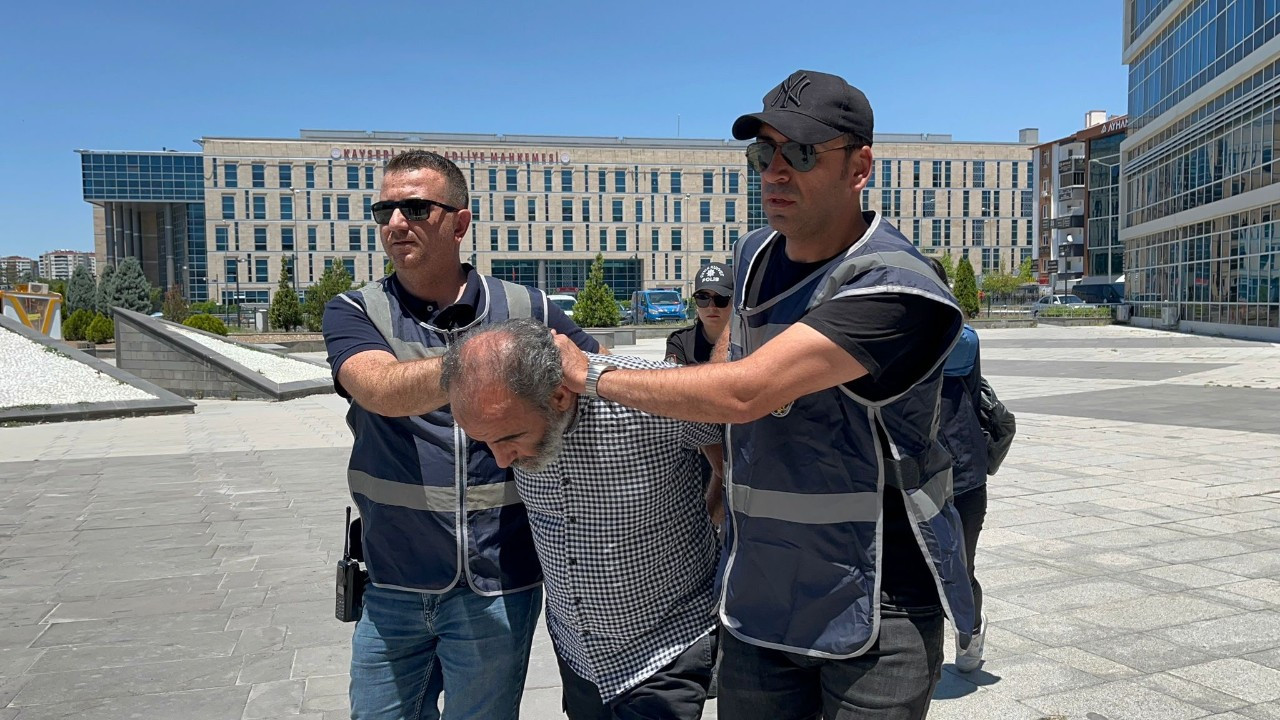 Atatürk Anıtı'na baltayla saldıran dayı-yeğen tutuklandı