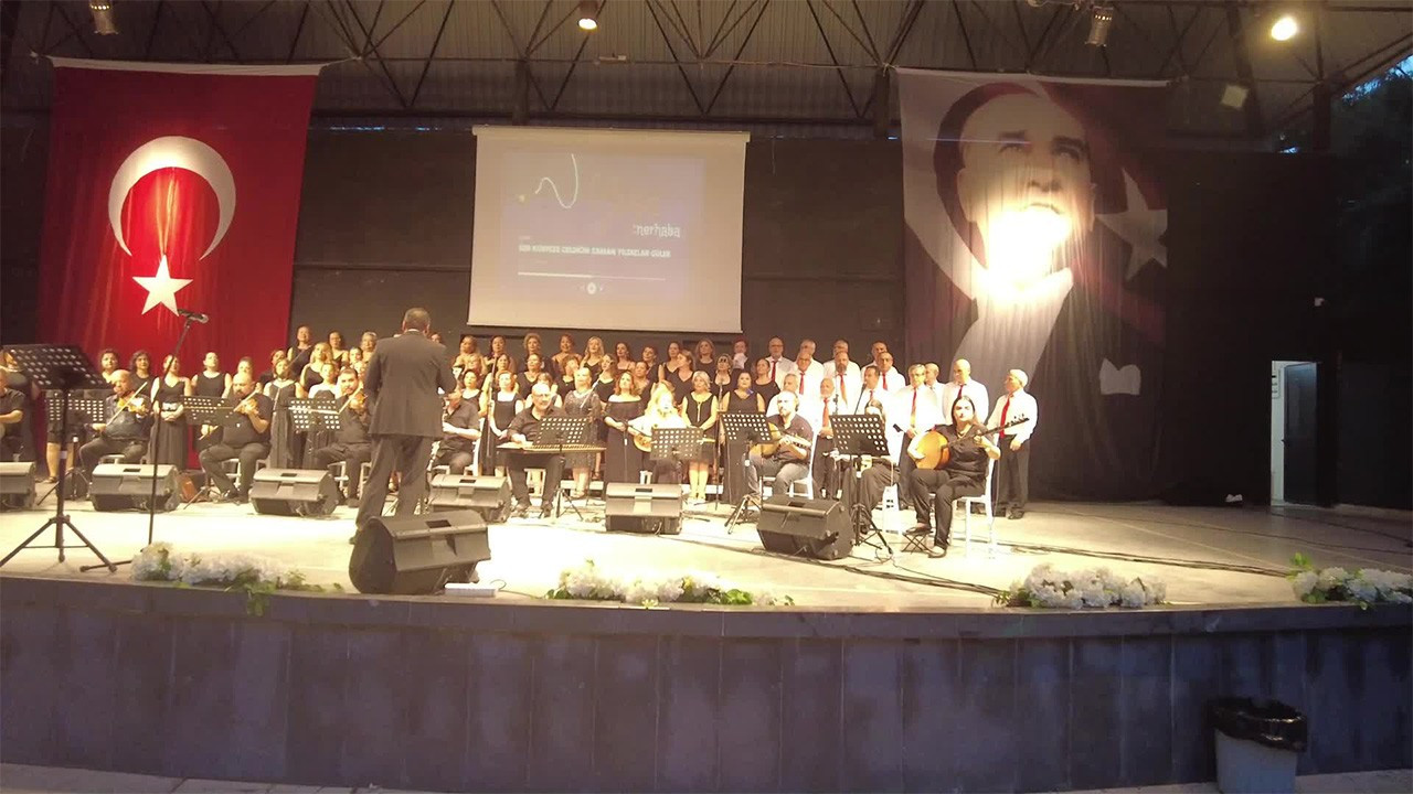 Bornova Belediyesi kursiyerlerinden Türk Sanat Müziği konserii