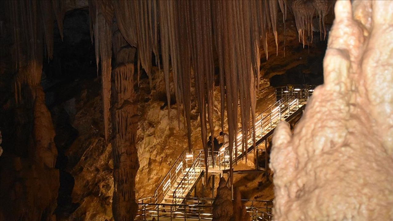 Karaca Mağarası ziyaretçilerin ilgi odağı oldu