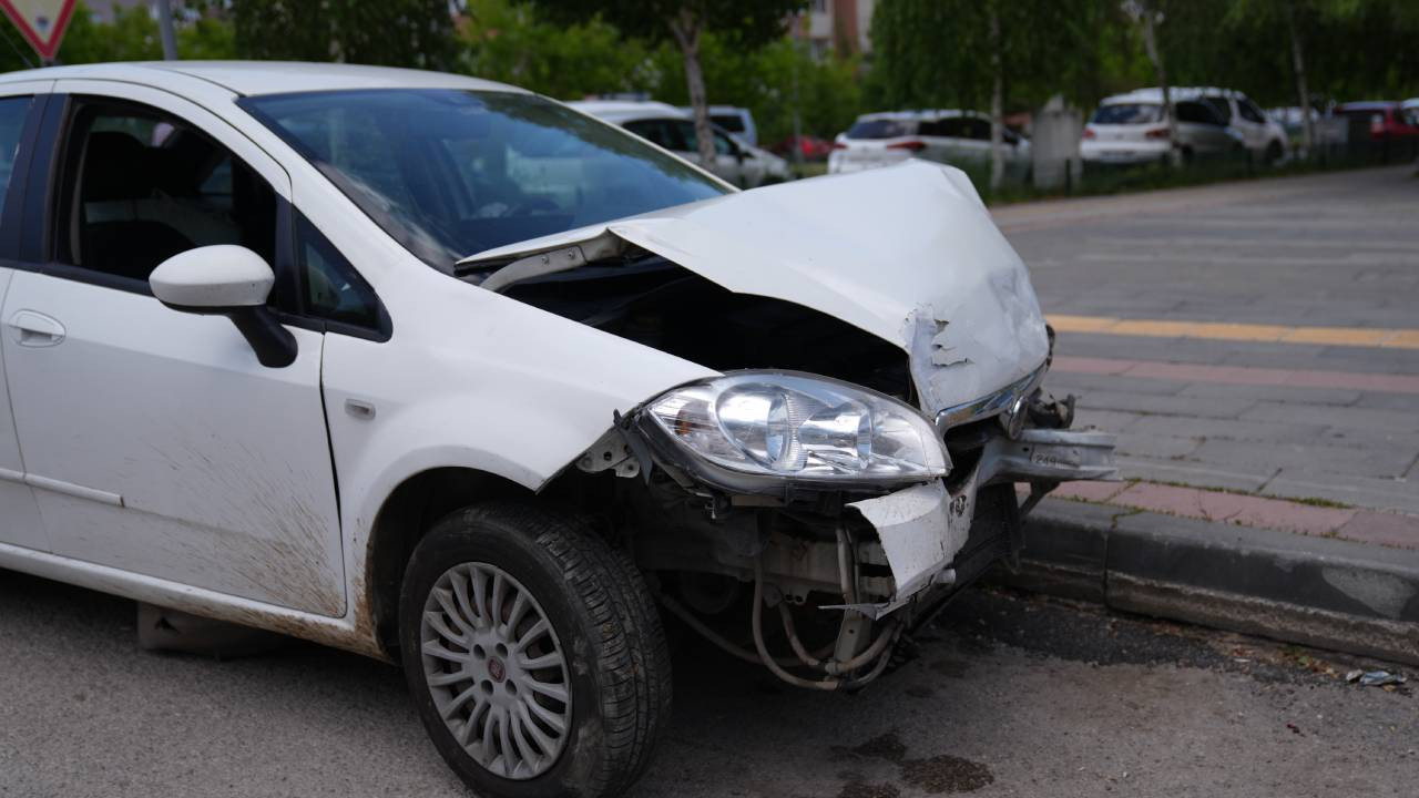 Erzurum'da otomobil ile hafif ticari araç çarpıştı: 5 kişi yaralandı