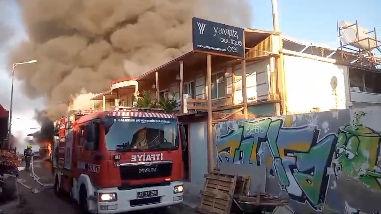 Balıkesir'de otelde yangın: 3 kişi hastaneye kaldırıldı