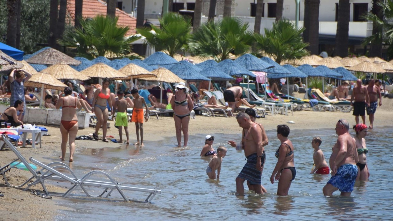 Tatilciler denizin tadını çıkardı: Bodrum'da sahiller doldu