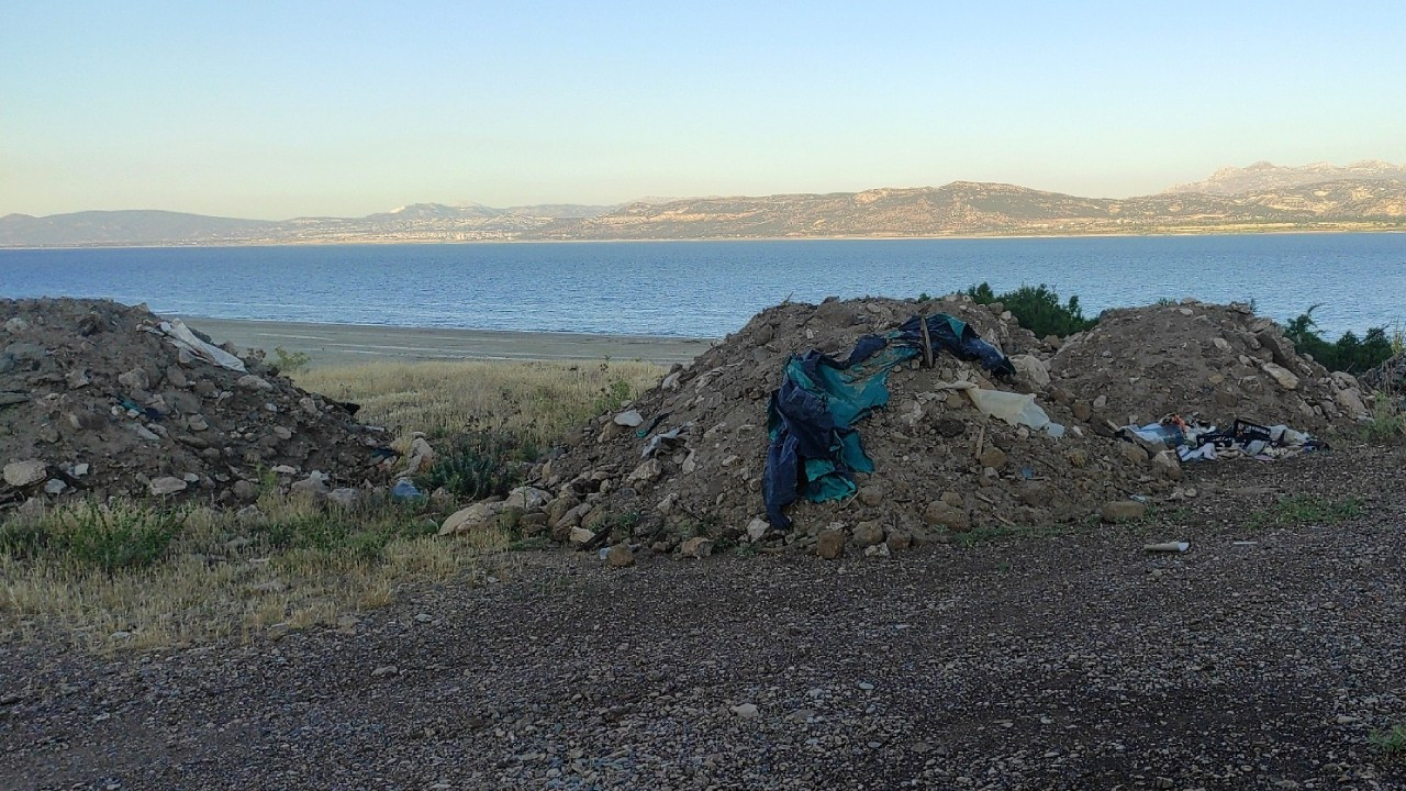 Koruma altındaki Burdur Gölü kıyısına hafriyat döküldü