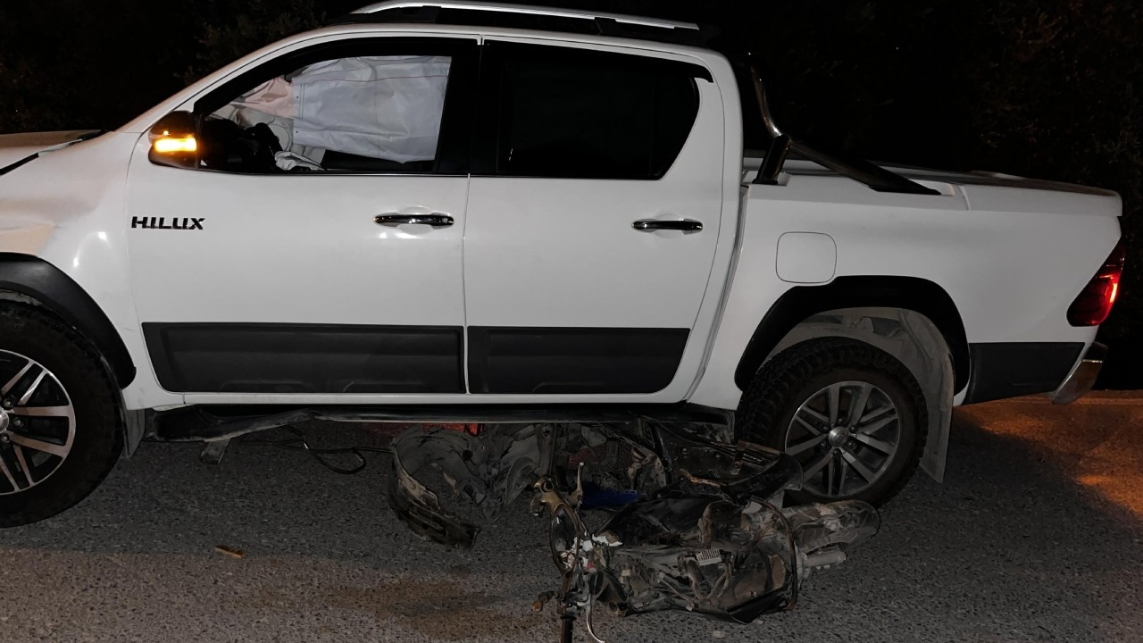 Motosiklet kamyonetle çarpıştı: Sürücü hayatını kaybetti