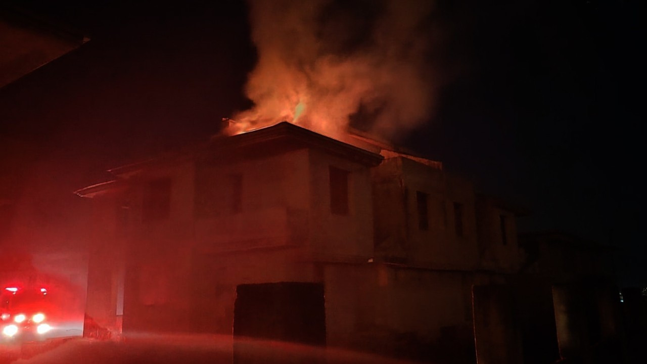 İzmir'de otluk alandan binalara sıçrayan yangın söndürüldü