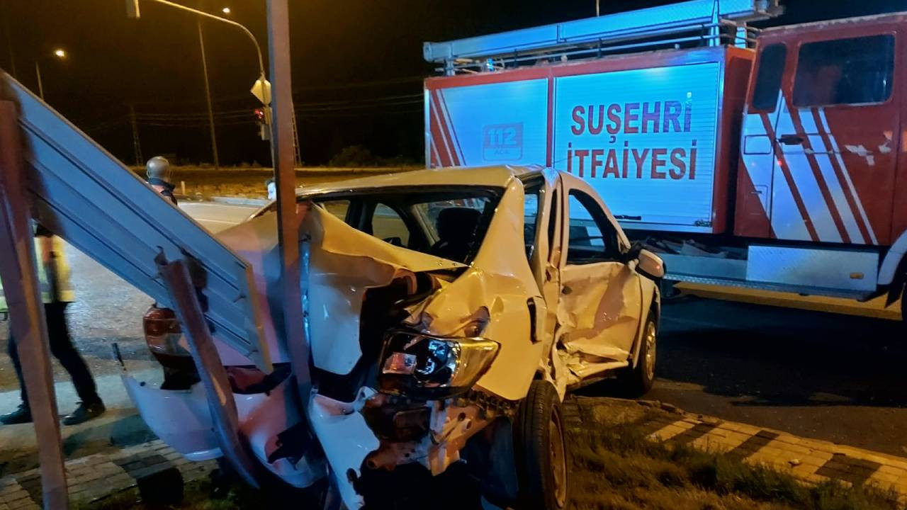 Sivas'ta iki otomobil çarpıştı: 10 kişi yaralandı