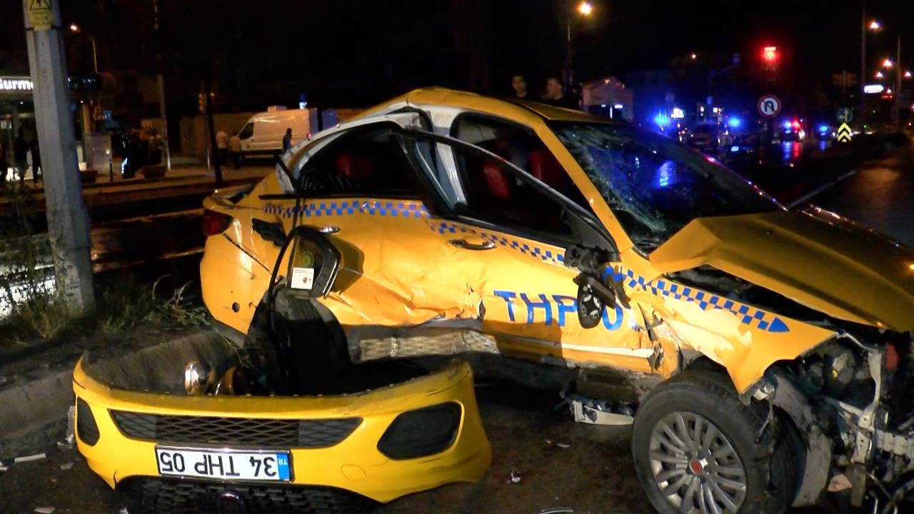 Ataşehir'de otomobil taksiye çarptı: 3 yaralı