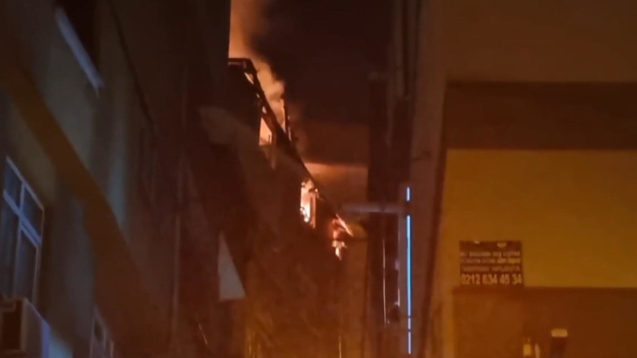 Kağıthane'de binanın çatısı yandı