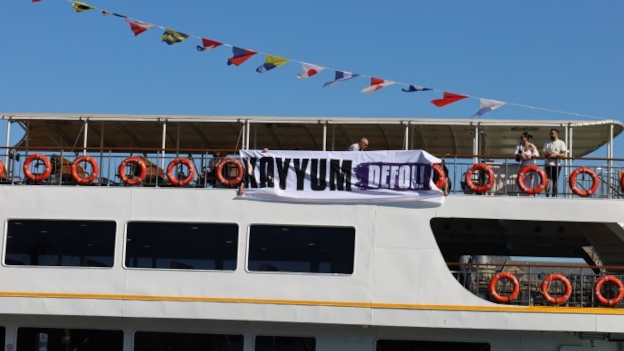 İstanbul'da vapura 'kayyum defol' pankartı asıldı