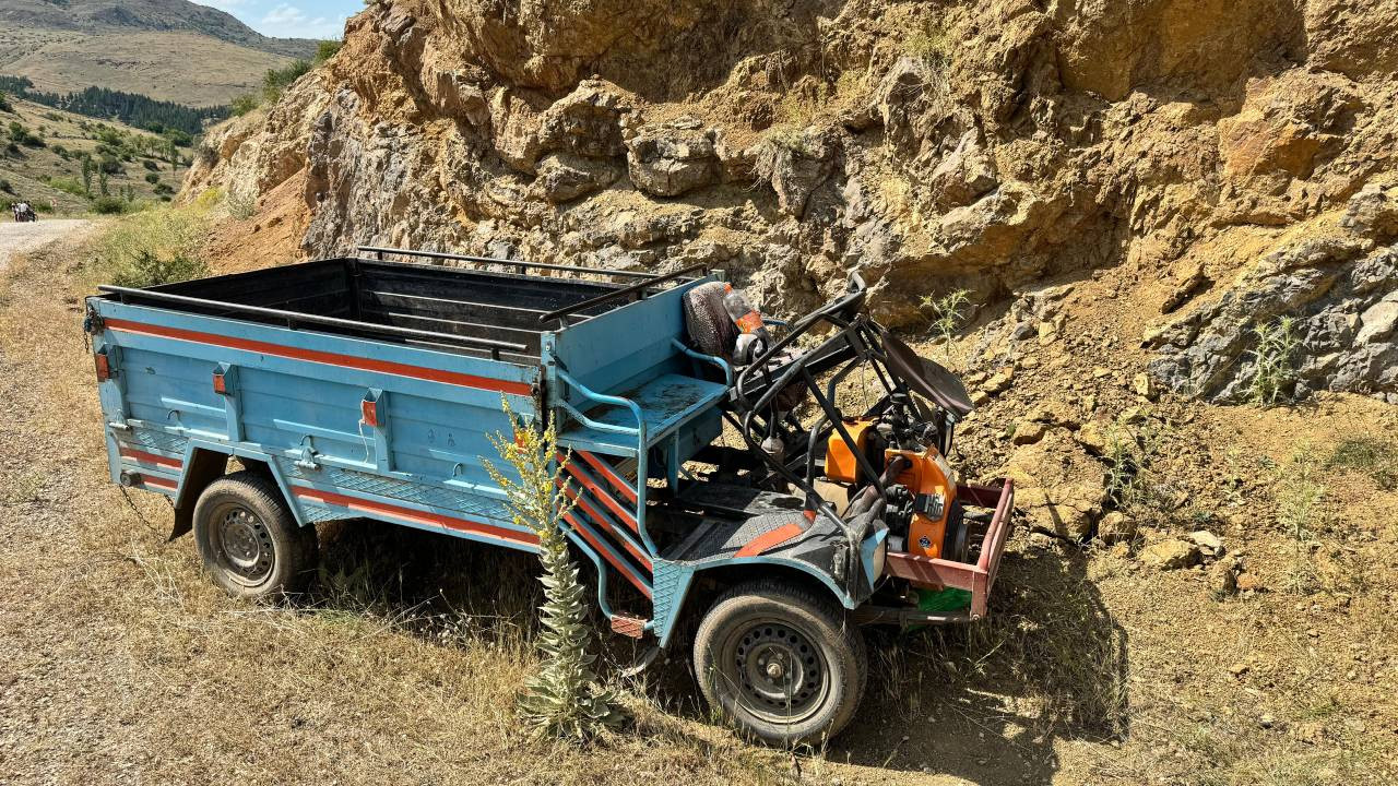 Afyonkarahisar'da tarım aracı kayalığa çarptı, 1 kişi yaşamını yitirdi