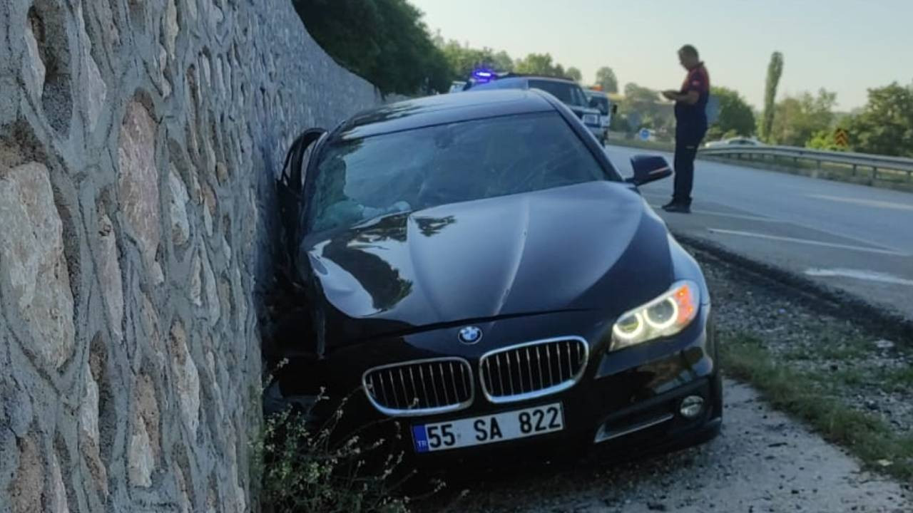 Amasya'da otomobil istinat duvarına çarptı, 1 kişi öldü