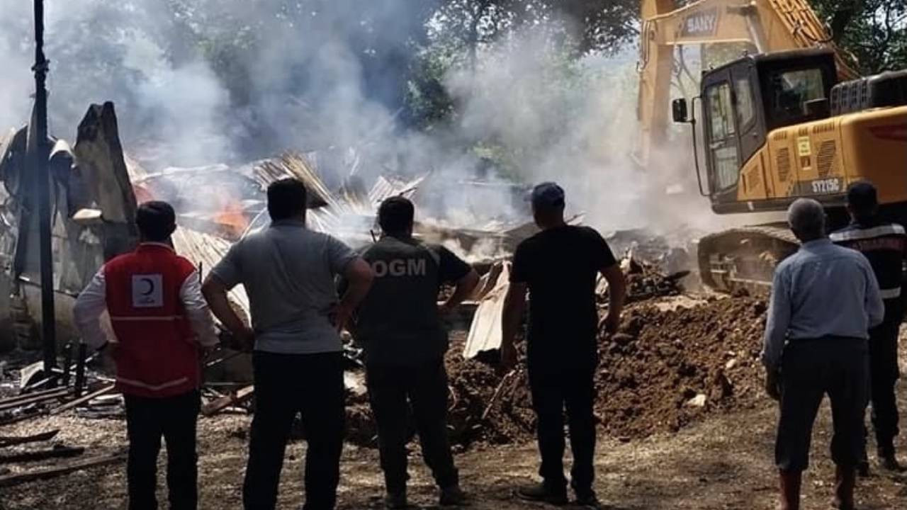 Sinop'ta çıkan yangında 5 ev zarar gördü