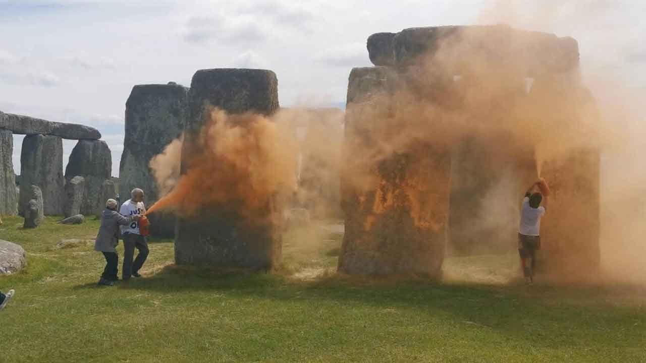 İklim eylemcilerinden protesto: Stonehenge'i turuncuya boyadılar