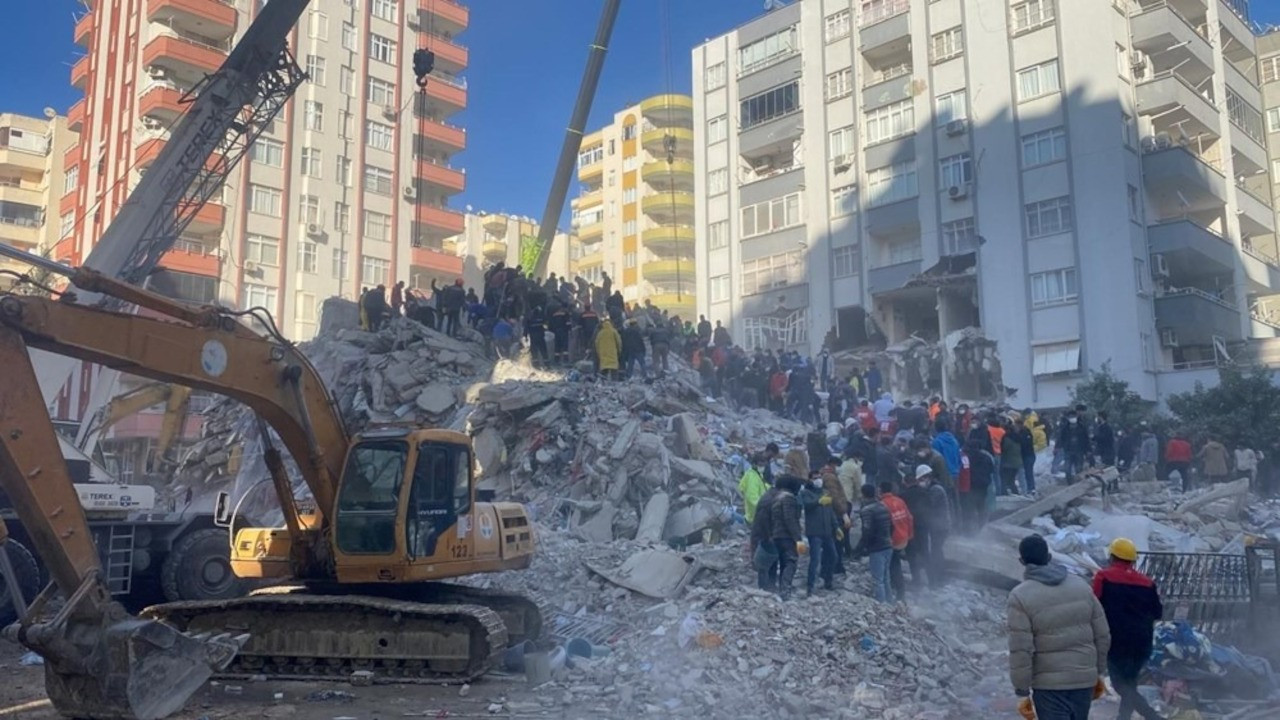 Müteahhidi Kıbrıs'a kaçmıştı: 96 kişinin öldüğü apartmanın kolonlarında eksik demir kullanılmış