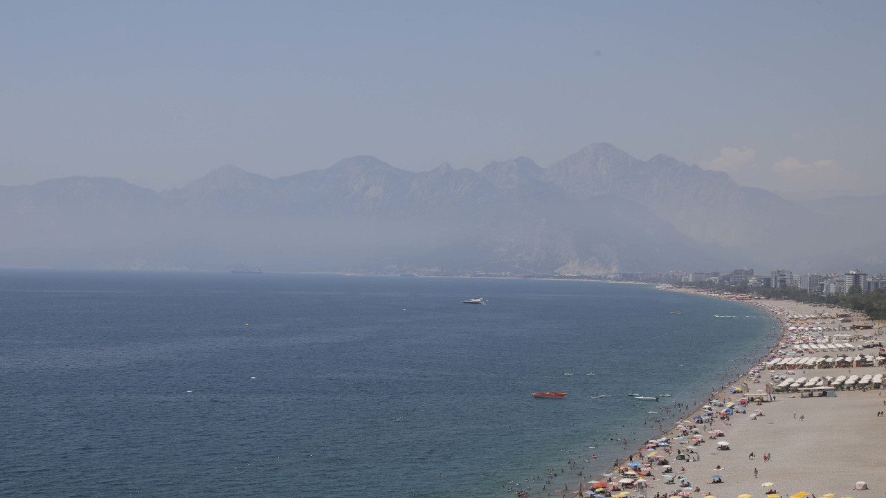 Yoğun nem Antalya'nın hava sıcaklığını 6 derece artırdı