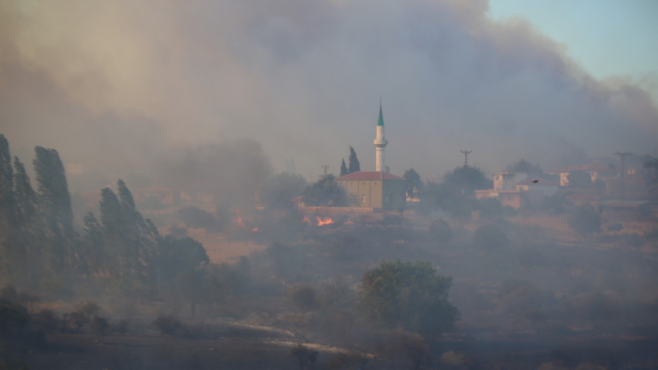 Çöplükteki yangın ormana sıçradı, iki köy tahliye edildi
