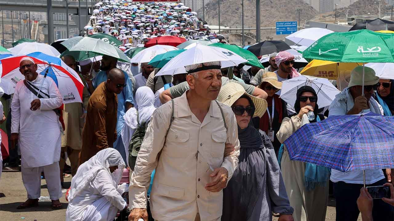 Mekke'de hava sıcaklığı 52 dereceyi buldu: '1000'den fazla hacı öldü'