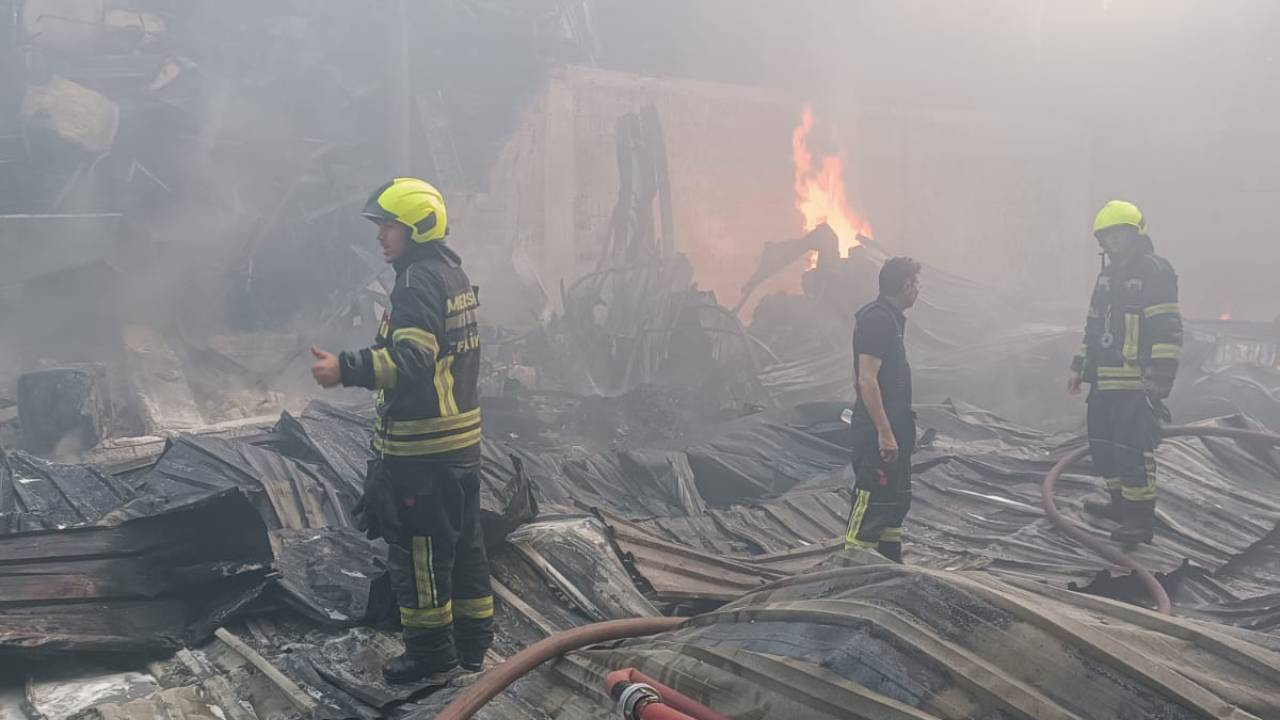 Mersin'de geri dönüşüm tesisinde çıkan yangın söndürüldü