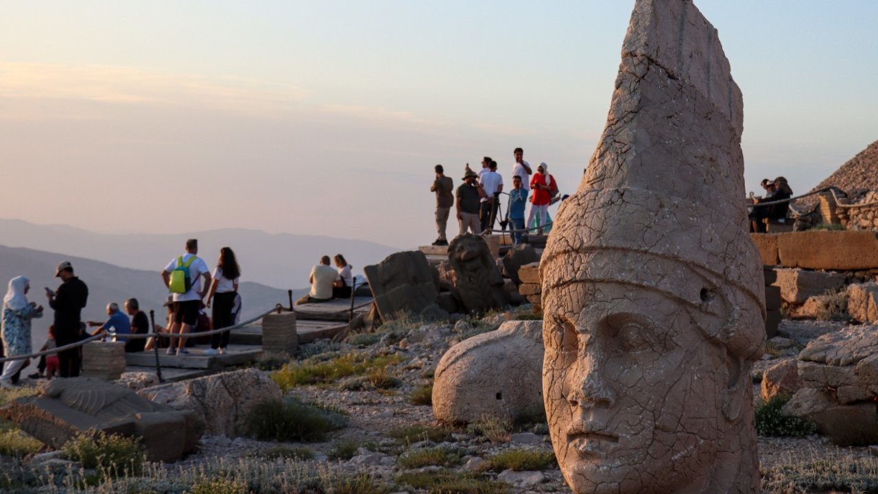 Nemrut Dağı'nı bayramda yaklaşık 8 bin kişi ziyaret etti