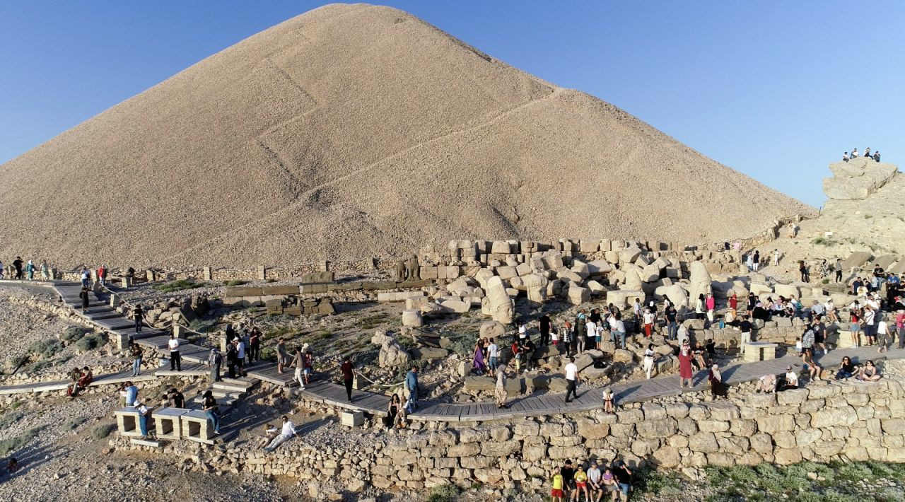 UNESCO Dünya Mirası Listesi'nde: Nemrut Dağı'nı bayramda yaklaşık 8 bin kişi ziyaret etti - Sayfa 1